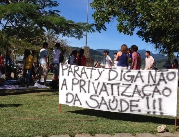 6.jul.2013 - Manifestantes protestam contra privatização da saúde em Paraty, durante a Flip - Mirella Nascimento/UOL