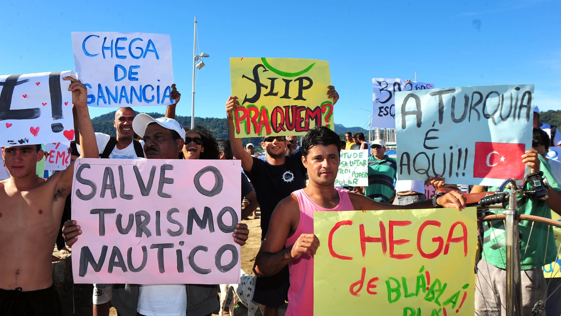 6.jul.2013 - Moradores de Paraty, marinheiros e participantes da FLIP (Festa Literária Internacional de Paraty) fecharam o cais, impedindo os passeios turísticos durante protesto, neste sábado (6). Os manifestantes pedem saúde e educação "padrão FLIP" - LUIZ ROBERTO LIMA/ESTADÃO CONTEÚDO