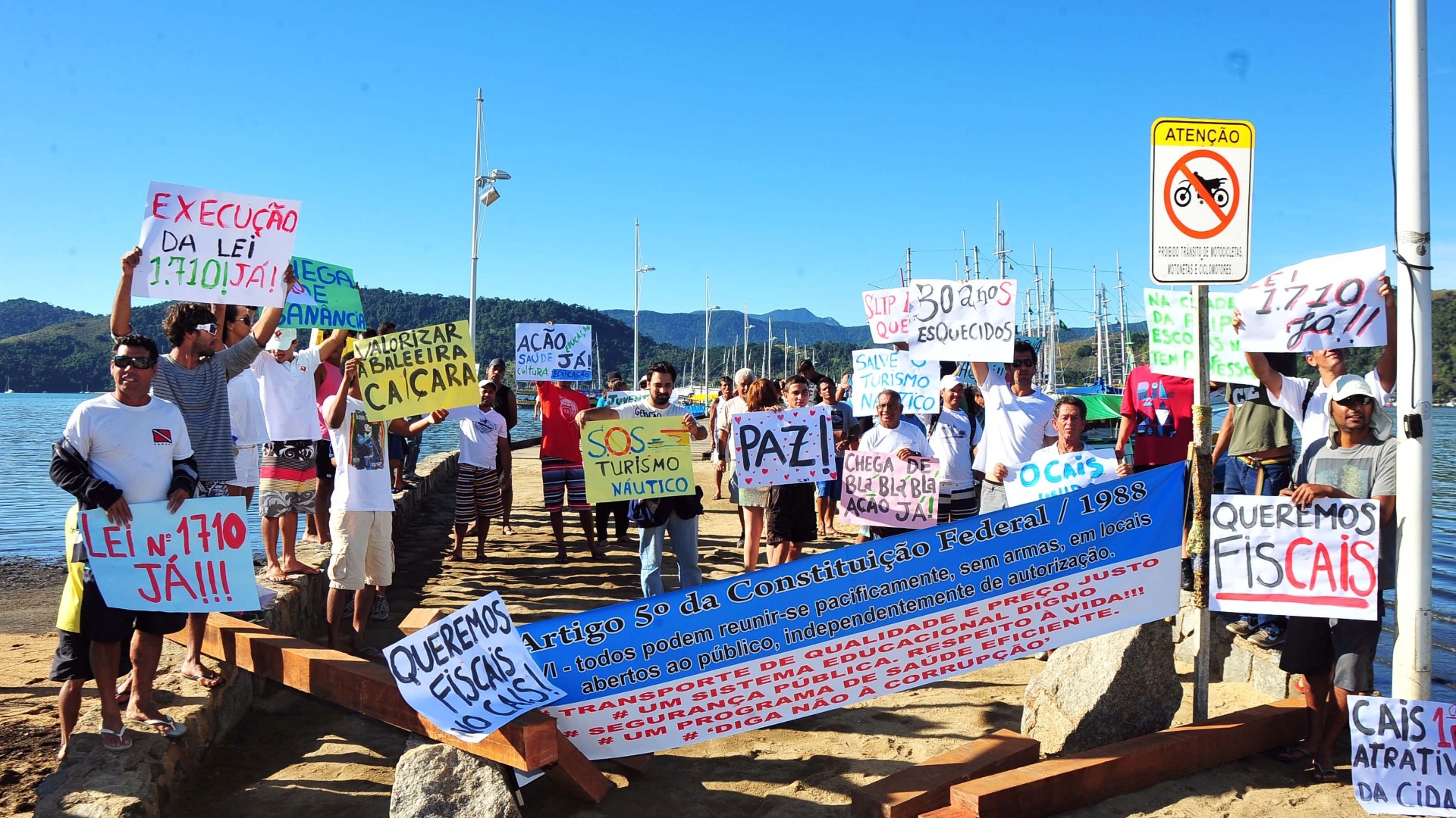6.jul.2013 - Moradores de Paraty, marinheiros e participantes da FLIP (Festa Literária Internacional de Paraty) fecharam o cais, impedindo os passeios turísticos durante protesto, neste sábado (6). Os manifestantes pedem saúde e educação "padrão FLIP" - LUIZ ROBERTO LIMA/ESTADÃO CONTEÚDO
