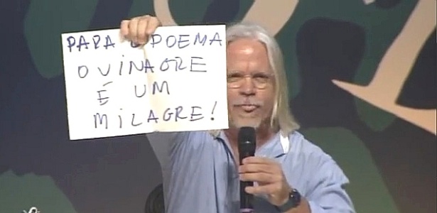 6.jul.2013 - O poeta cuiabano Nicolas Behr diverte público da Flip com cartazes de "protesto" que valorizam a poesia - Reprodução/YouTube