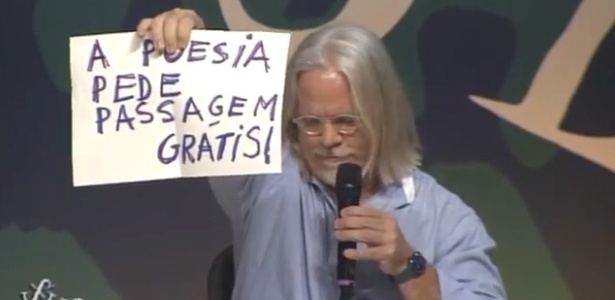 6.jul.2013 - O poeta cuiabano Nicolas Behr diverte público da Flip com cartazes de "protesto" que valorizam a poesia - Reprodução/YouTube