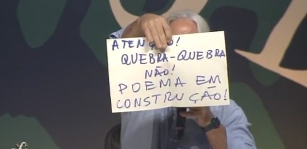 6.jul.2013 - O poeta cuiabano Nicolas Behr diverte público da Flip com cartazes de "protesto" que valorizam a poesia - Reprodução/YouTube