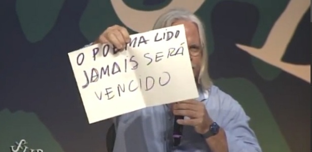 6.jul.2013 - O poeta cuiabano Nicolas Behr diverte público da Flip com cartazes de "protesto" que valorizam a poesia - Reprodução/YouTube