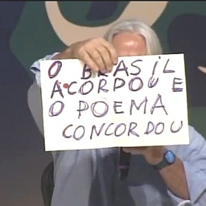 6.jul.2013 - O poeta cuiabano Nicolas Behr diverte público da Flip com cartazes de "protesto" que valorizam a poesia - Reprodução/YouTube
