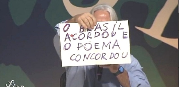 6.jul.2013 - O poeta cuiabano Nicolas Behr diverte público da Flip com cartazes de "protesto" que valorizam a poesia - Reprodução/YouTube