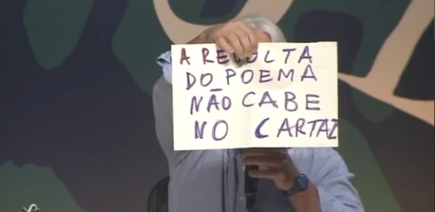 6.jul.2013 - O poeta cuiabano Nicolas Behr diverte público da Flip com cartazes de "protesto" que valorizam a poesia - Reprodução/YouTube