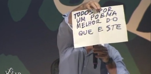 6.jul.2013 - O poeta cuiabano Nicolas Behr diverte público da Flip com cartazes de "protesto" que valorizam a poesia - Reprodução/YouTube