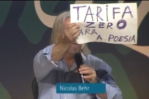 6.jul.2013 - O poeta cuiabano Nicolas Behr diverte público da Flip com cartazes de "protesto" que valorizam a poesia - Reprodução/YouTube