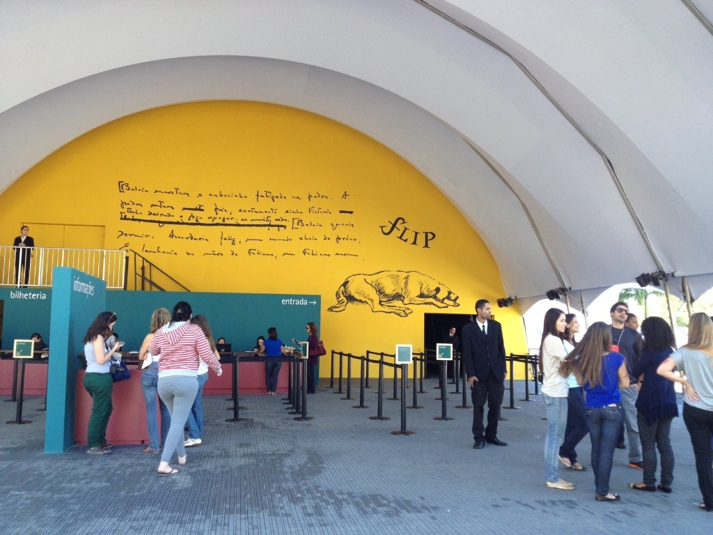 Um dos personagens mais conhecidos de Graciliano Ramos, homenageado deste ano na Flip, a cachorra Baleia ganhou desenho e citação na entrada da Tenda dos Autores. O UOL reuniu imagens das Baleias de Paraty, cães que vivem pelas ruas da cidade - Mirella Nascimento/UOL