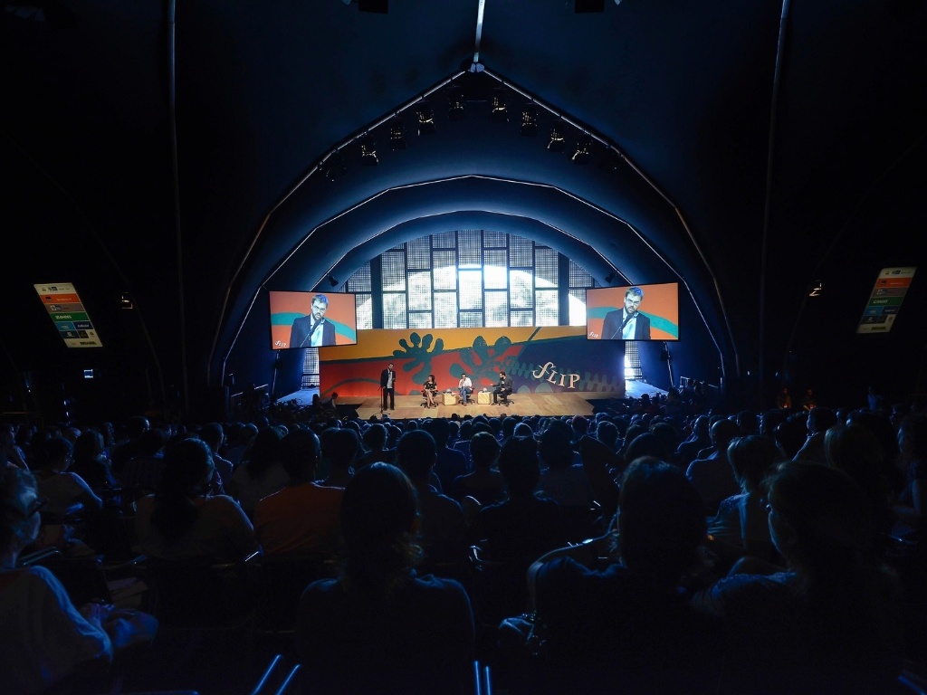 7.jul.2013 - A mesa de debates "Tragédias no Microscópio" - Walter Craveiro/Divulgação