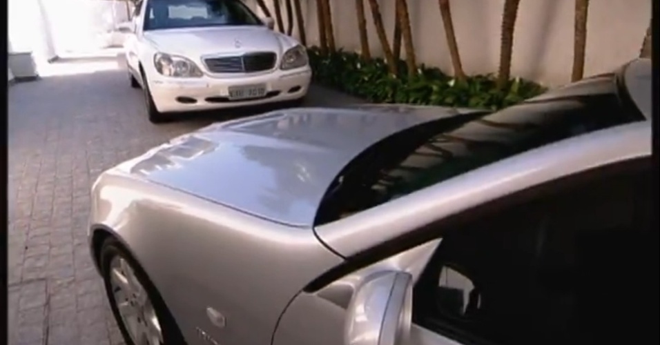 Jul. 2013 - Até os carros de luxo que Hebe colecionava, todos personalizados com a placa "EBE", serão exibidos
