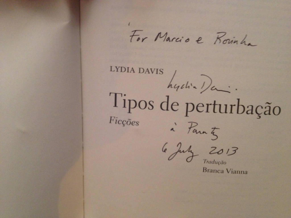 7.jul.2013 - "Ela adorou 'little rose'", disse Rosinha, na Flip, ao mostrar o autografo de Lydia Davis - Mirella Nascimento/UOL