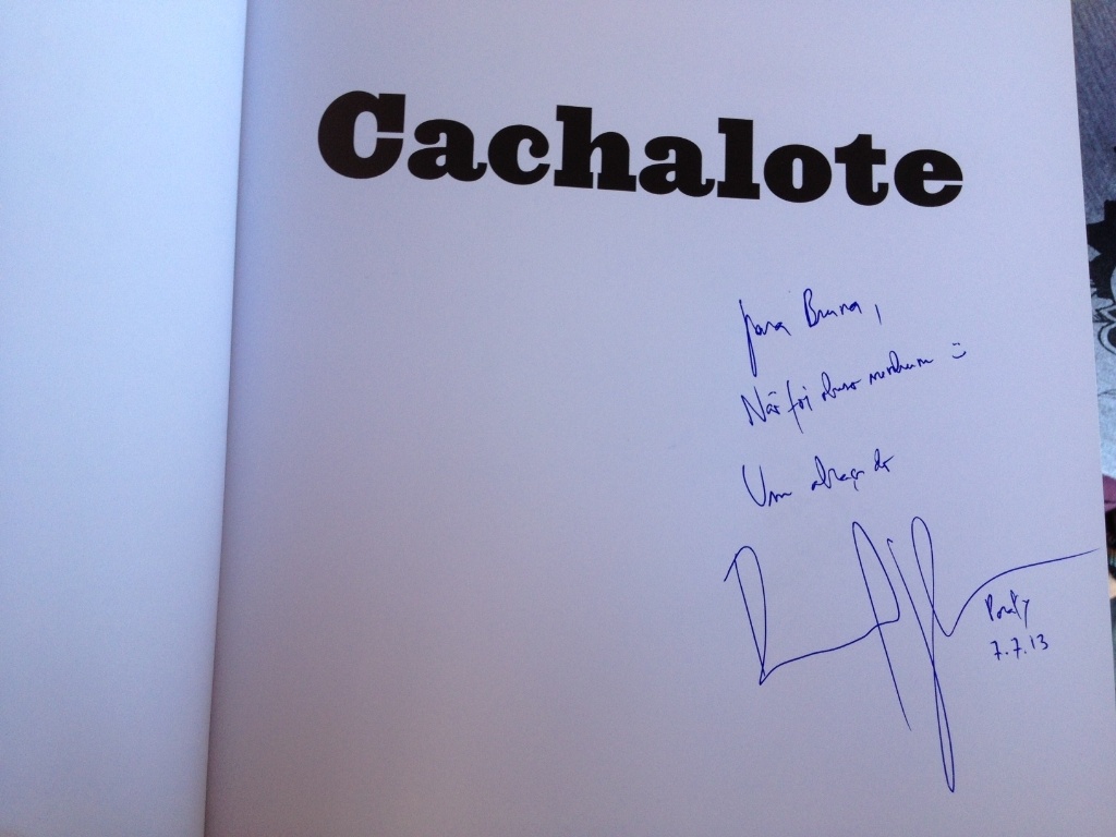 7.jul.2013 - Na Flip, depois de dizer que iria "abusar" de Daniel Galera ao pedir mais de um autógrafo, Bruna ganhou uma dedicatória com "não foi abuso nenhum" e um sorriso do autor - Mirella Nascimento/UOL