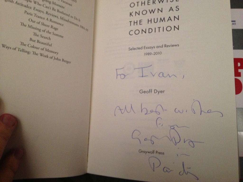 7.jul.2013 - Na Flip, Ivan Kasahara, do Rio, pegou autografo de Geoff Dyer - Mirella Nascimento/UOL