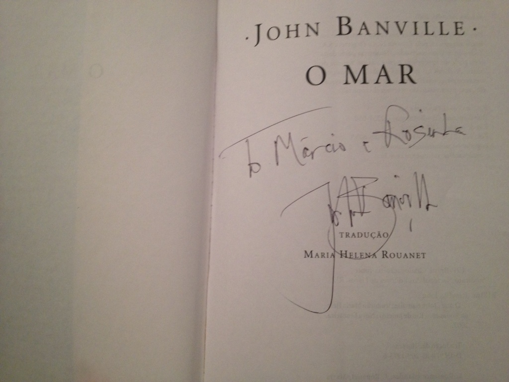 7.jul.2013 - Na Flip, John Banville foi econômico no autógrafo para Marcio e Rosinha - Mirella Nascimento/UOL