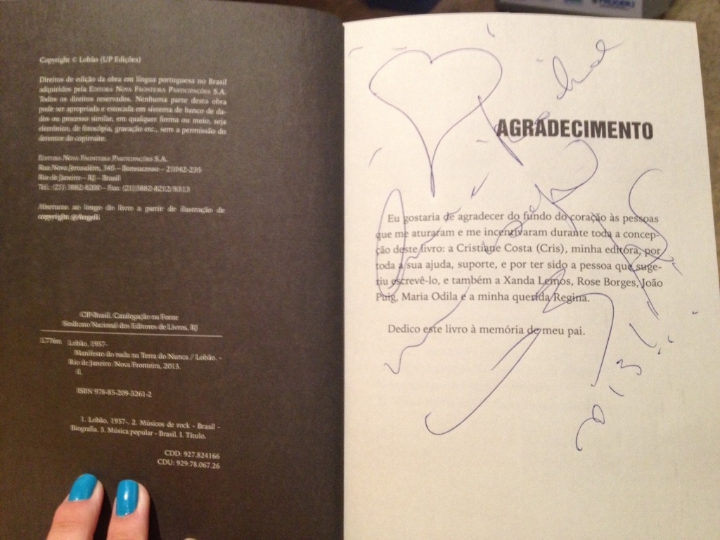 7.jul.2013 - Na Flip, Lobão desenhou um coração na dedicatória para Ana Rachell, de Nova Iguaçu - Mirella Nascimento/UOL