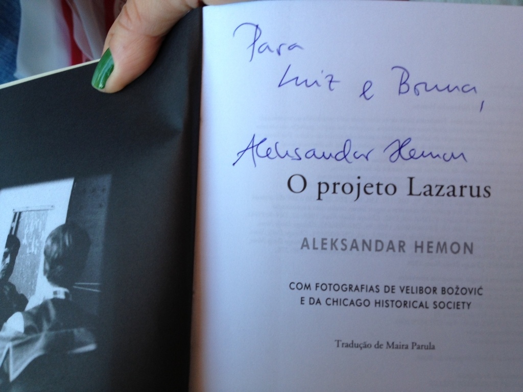 7.jul.2013 - Na Flip, Luiz Otavio e Bruna Nunes pegaram autografo de Aleksandar Hemon - Mirella Nascimento/UOL