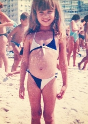 Grazi publica foto de sua infância na praia