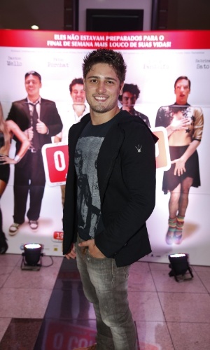 8.jul.2013 - O ator Daniel Rocha prestigia a pré-estreia em um cinema do Rio