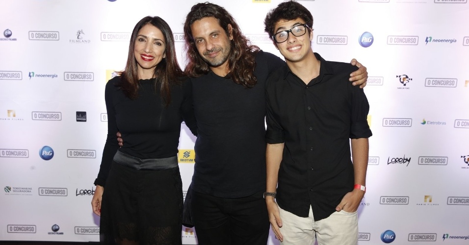 8.jul.2013 -O diretor Pedro Vasconcellos leva o filho na pré-estreia da comédia "O Concurso"