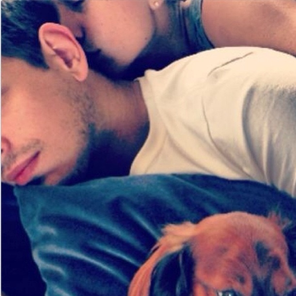 8.jul.2013 - Sabrina Sato beija o pescoço do namorado, João Vicente de Castro, e abraça o cachorro Bernardo. Na legenda da foto publicada em sua página no Instagram, a apresentadora apenas colocou o desenho de um coração