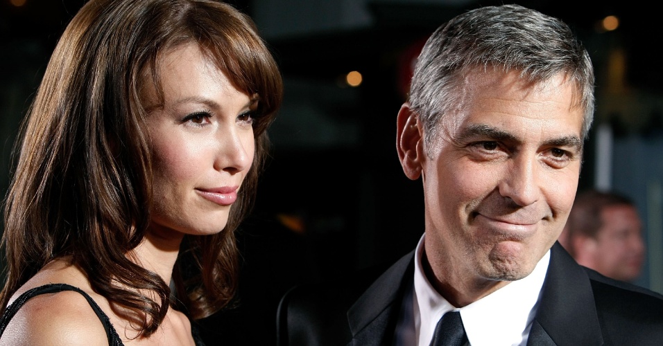 George Clooney apareceu pela primeira vez com a modelo/garçonete/vencedora do reality "Fear Factor" Sarah Larson, no Festival de Veneza em 2007. O namoro acabou em junho de 2008. Nesse meio tempo, eles sofreram um acidente sério de moto, em que ela quebrou o pé e ele uma costela
