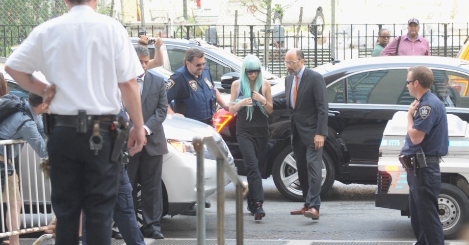 8.jul.2013 - Amanda Bynes chega a um tribunal de Nova York usando uma peruca azul, óculos escuros, calça de moletom e regata. A atriz vai responder às acusações de conduta imprudente, posse de drogas e adulteração de evidências