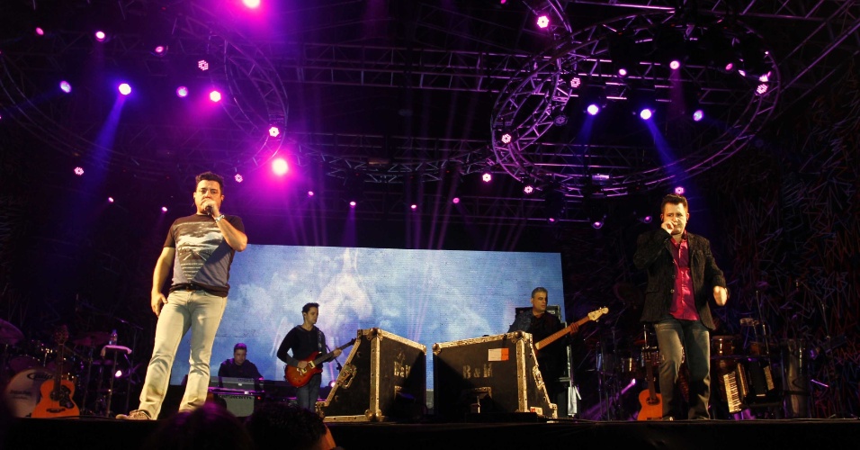 8.jul.2013 - Bruno & Marrone fazem show na Estância Alto da Serra, em São Paulo. Na mesma noite, o local também recebeu o show da Banda Garota Safada. A abertura foi de George Henrique & Rodrigo