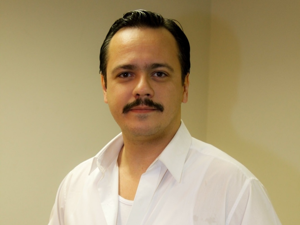 8.jul.2013 - Danton Mello se prepara para viver Richard Hannay na peça "39 Degraus", em São Paulo. No espetáculo, Richard, um belo sedutor incorrigível, conhece a linda agente secreta, com sotaque alemão, Annabela Schimit (Rosanne Mulholland). Encantado, ele a leva para o seu apartamento, onde ela é misteriosamente assassinada - Marcos Ribas/RioNews