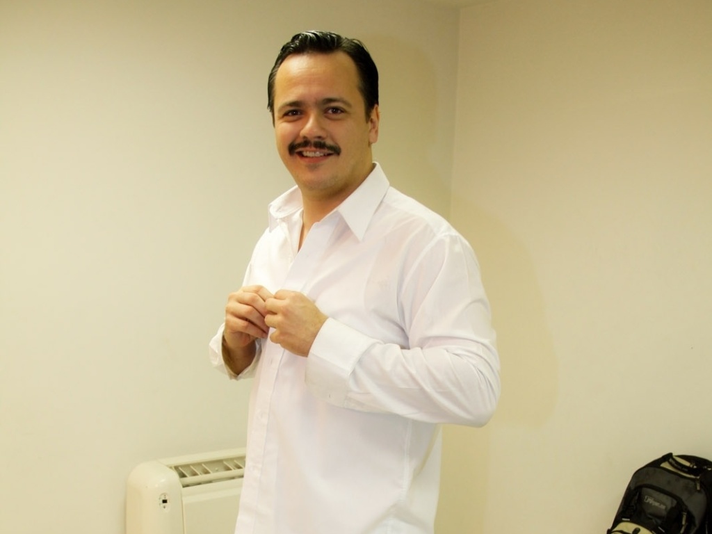 8.jul.2013 - Danton Mello se prepara para viver Richard Hannay na peça "39 Degraus", em São Paulo. No espetáculo, Richard, um belo sedutor incorrigível, conhece a linda agente secreta, com sotaque alemão, Annabela Schimit (Rosanne Mulholland). Encantado, ele a leva para o seu apartamento, onde ela é misteriosamente assassinada - Marcos Ribas/RioNews