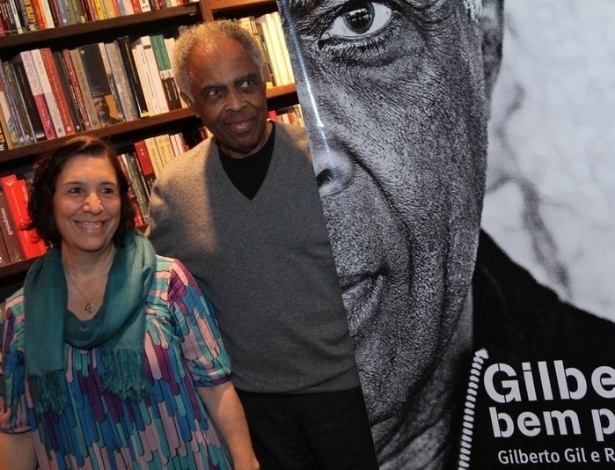8.jul.2013 - Gilberto Gil e a jornalista Regina Zappa lançam o livro "Gilberto Bem Perto", uma biografia do cantor. O evento aocnteceu em uma livraria em Ipanema, no Rio de Janeiro