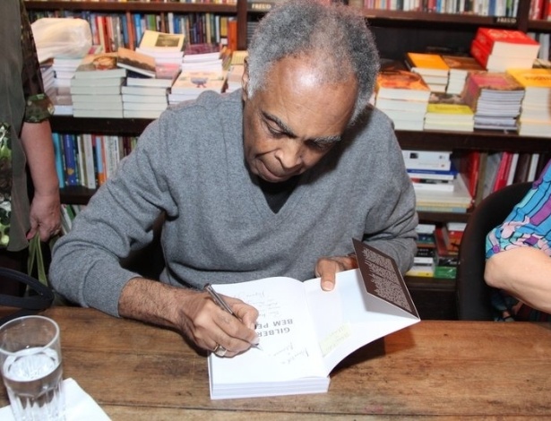 8.jul.2013 - Gilberto Gil lança a biografia "Gilberto Bem Perto", escrita com a jornalista Regina Zappa. O evento aconteceu em uma livraria em Ipanema, no Rio de Janeiro