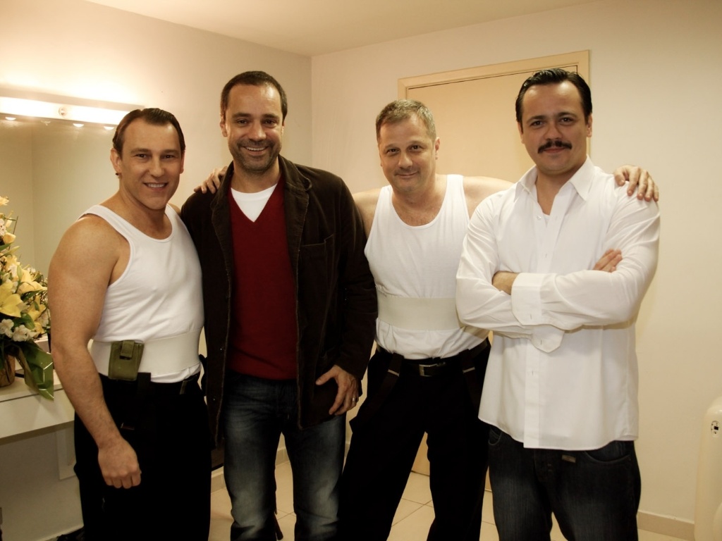 8.jul.2013 - Paulo Goulart Filho, Alexandre Reinecke, Henrique Stroeter e Dalton Mello posam para foto no camarim de "39 Degraus" - Marcos Ribas/RioNews