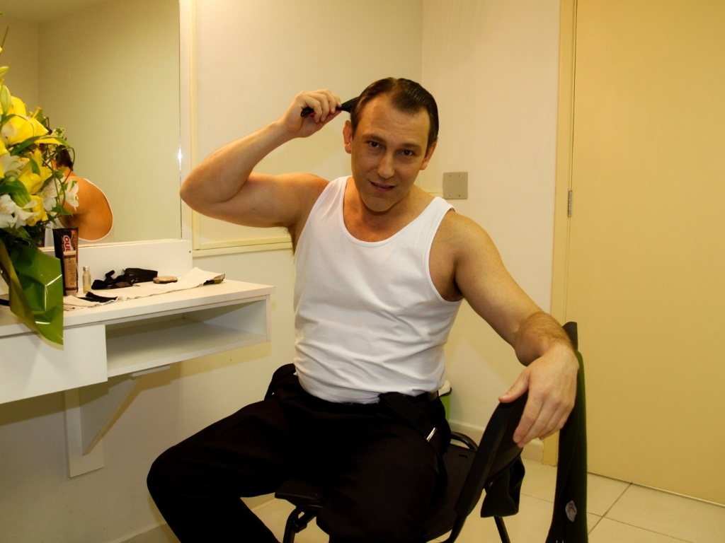 8.jul.2013 - Paulo Goulart Filho também está na peça "30 Degraus", uma mistura da obra-prima de Hitchcock com um romance de espionagem e humor, escrita por Patrick Barlow  - Marcos Ribas/RioNews