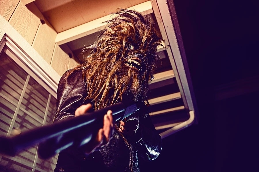 Contrariando a história original de "Star Wars", em que Wookies são leais e amigáveis, o peludo personagem ameaça alguém que provavelmente não conseguiu entender sua língua, compreendida apenas por Han Solo - Mako Miyamoto/NeonWerewolf.com
