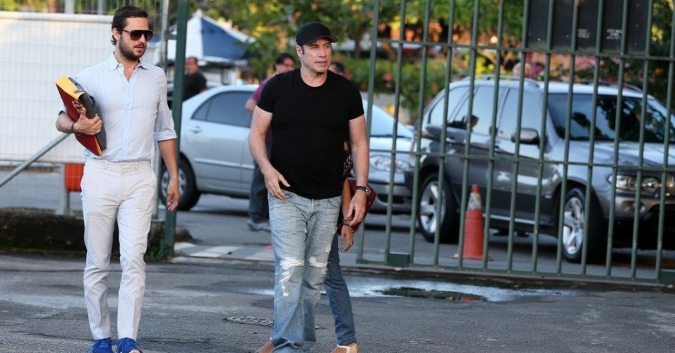 10.jul.2013 - De camiseta e boné pretos, o ator John Travolta chega ao heliponto do Pão de Açucar, na zona sul do Rio de Janeiro