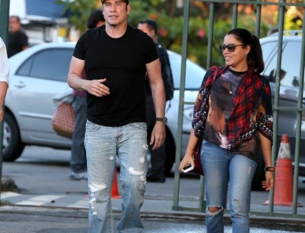 10.jul.2013 - De camiseta e boné pretos, o ator John Travolta chega ao heliponto do Pão de Açucar, na zona sul do Rio de Janeiro