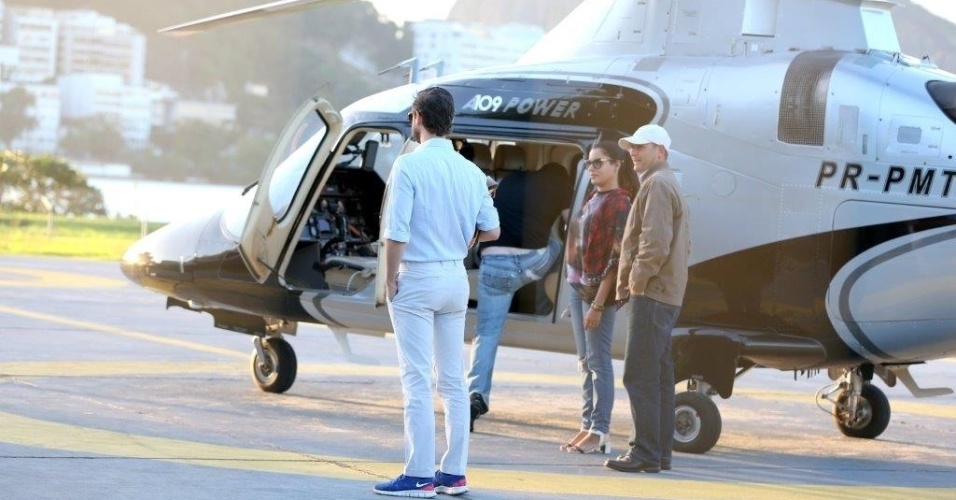 10.jul.2013 - De camiseta e boné pretos, o ator John Travolta se descuida e mostra mais do que devia ao embarcar em um helicóptero no heliponto do Pão de Açucar, na zona sul do Rio de Janeiro