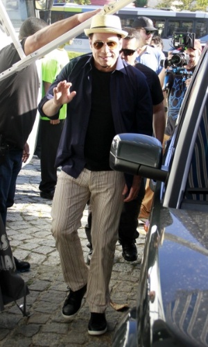 10.jul.2013 - John Travolta chega ao set de gravação de comercial de cachaça na praia do Recreio dos Bandeirantes, zona oeste do Rio