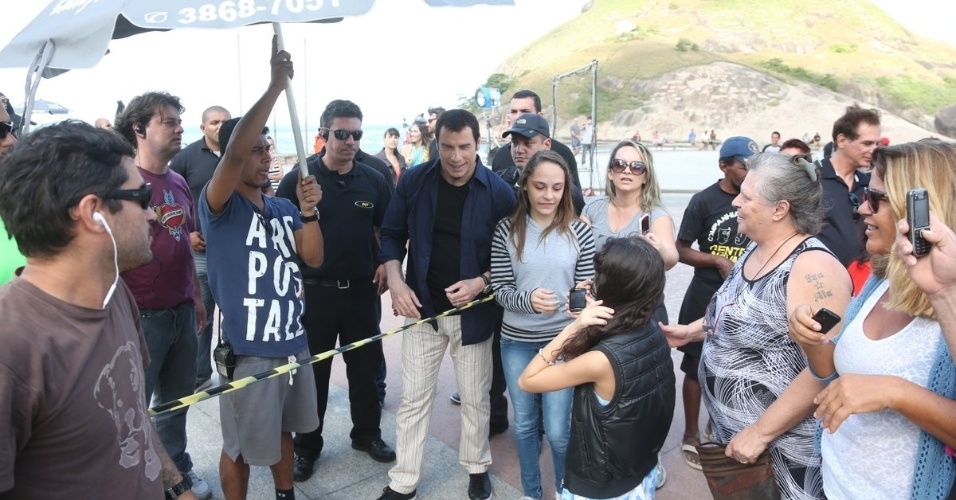 10.jul.2013 - John Travolta é tietado por fãs no intervalo de gravação de comercial de cachaça no Recreio dos Bandeirantes, no Rio de Janeiro