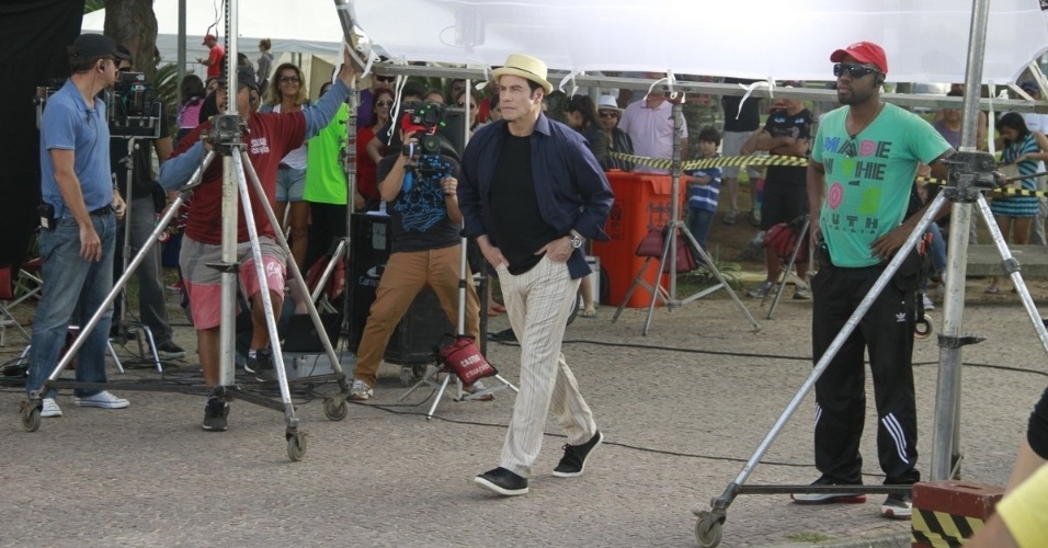 10.jul.2013 - John Travolta grava comercial de cachaça no Recreio dos Bandeirantes no Rio de Janeiro