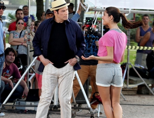 10.jul.2013 - John Travolta grava comercial de cachaça no Recreio dos Bandeirantes, no Rio de Janeiro