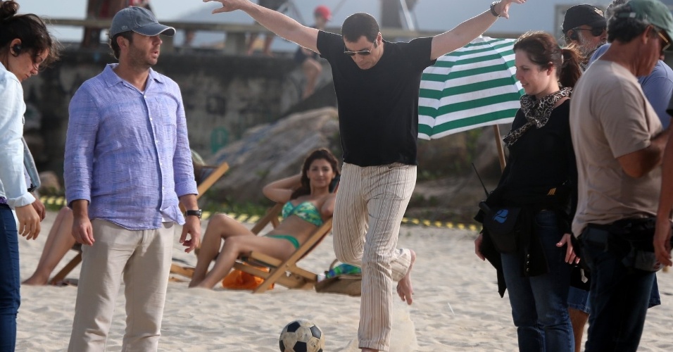 10.jul.2013 - John Travolta joga futebol durante gravação de comercial de cachaça no Recreio dos Bandeirantes, no Rio de Janeiro