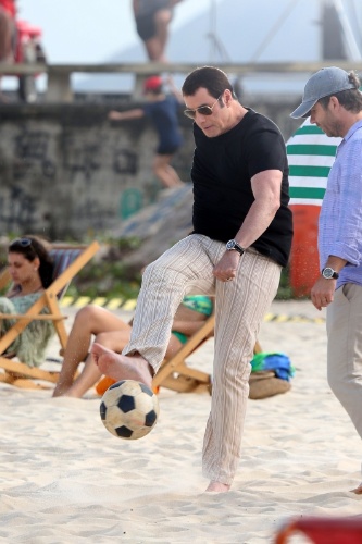 10.jul.2013 - John Travolta joga futebol durante gravação de comercial de cachaça no Recreio dos Bandeirantes, no Rio de Janeiro