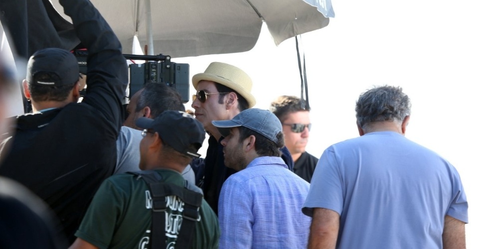 10.jul.2013 - John Travolta olha as imagens das gravações feitas no Recreio dos Bandeirantes