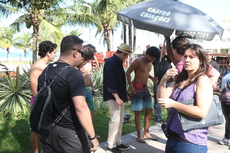 10.jul.2013 - John Travolta tenta aprender a sambar com atores e membros da produção no intervalo das gravações do comercial de cachaça