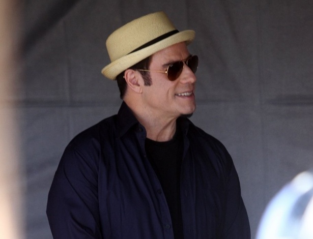 10.jul.2013 - O ator John Travolta aguarda em tenda durante a gravação de um comercial de cachaça na praia do Recreio dos Bandeirantes, zona oeste do Rio