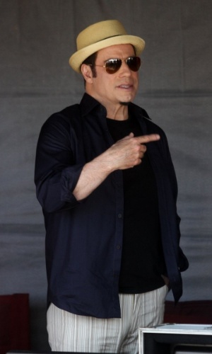 10.jul.2013 - O ator John Travolta aguarda em tenda durante a gravação de um comercial de cachaça na praia do Recreio dos Bandeirantes, zona oeste do Rio