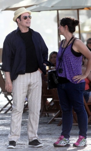 10.jul.2013 - O ator John Travolta conversa com membro da produção durante gravação de comercial de cachaça na praia do Recreio dos Bandeirantes, zona oeste do Rio
