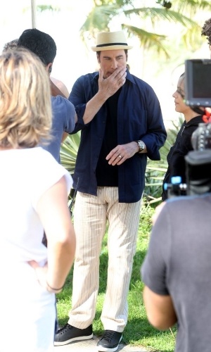 10.jul.2013 - O ator John Travolta descansa nos intervalos das gravações de um comercial de cachaça no Rio de Janeiro
